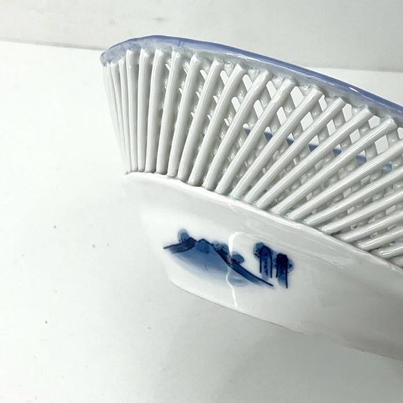 Asian reticulated blue and white woven porcelain oval bowl - Picture 4 of 5